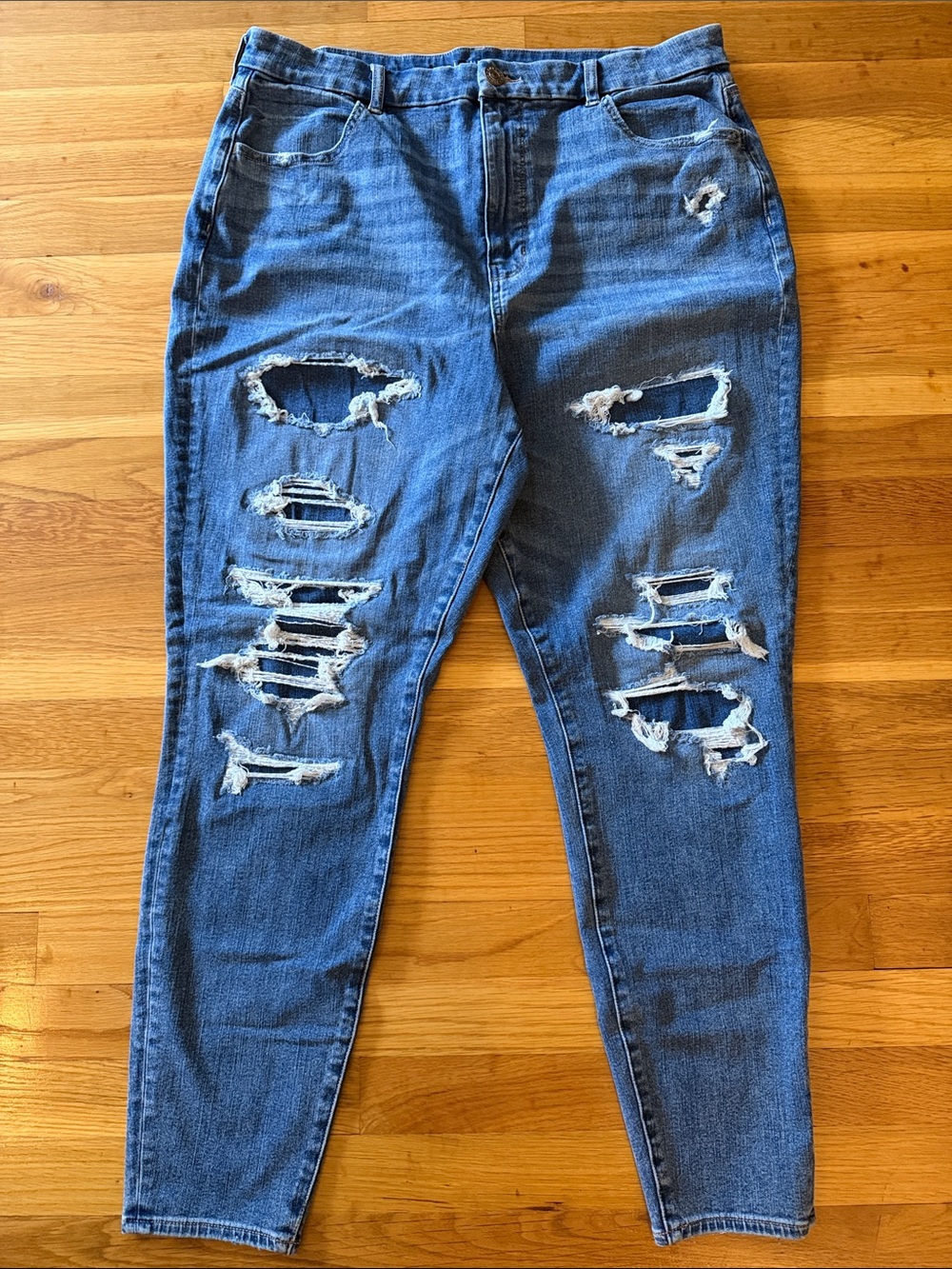 American Eagle Curvy Hi-Rise Distressed Jegging